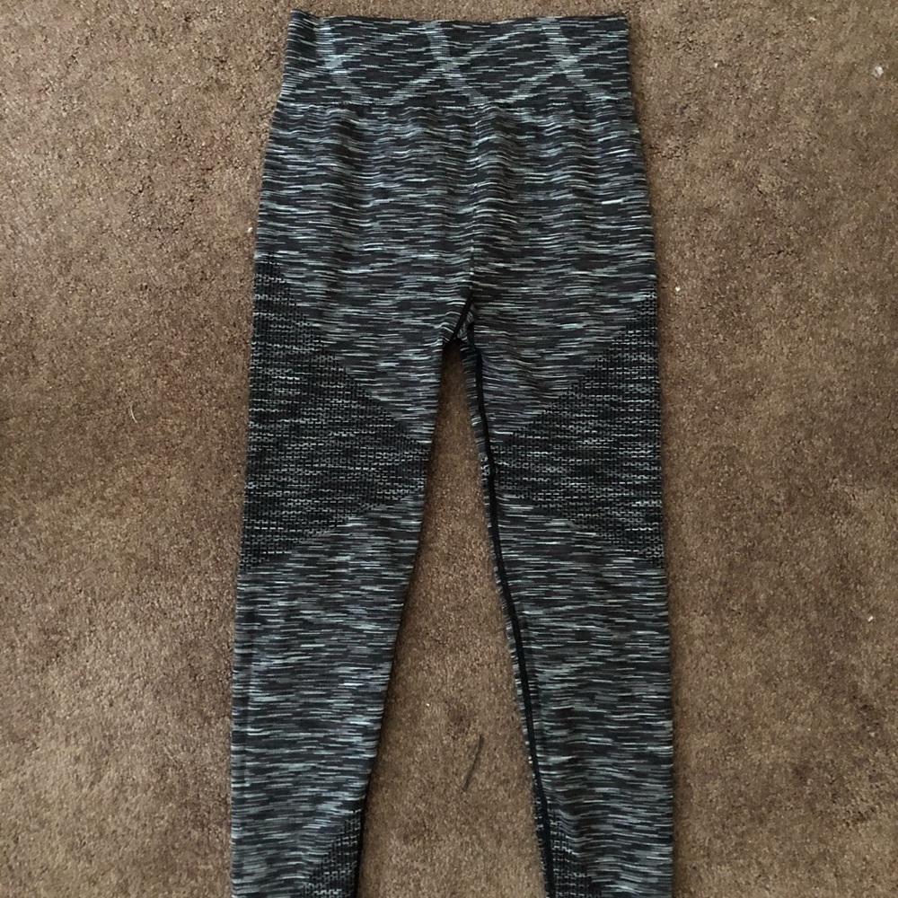 AERIE SEAMLESS BLACK GREY WHITE PATTERN LEGGINGS